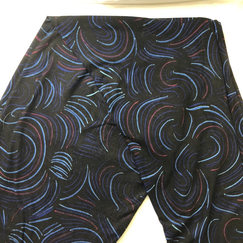 LuLaRoe Tall & Curvy Leggings